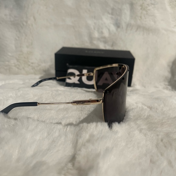 Quay Australia Black Sunglasses on set - Picture 6 of 7